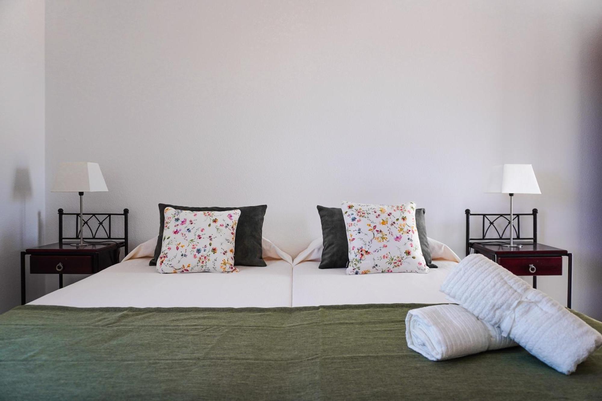 Bright House With Working Space Apartment *
